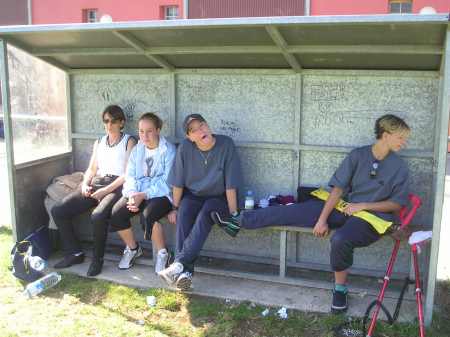 Le banc des supportrices et blessées