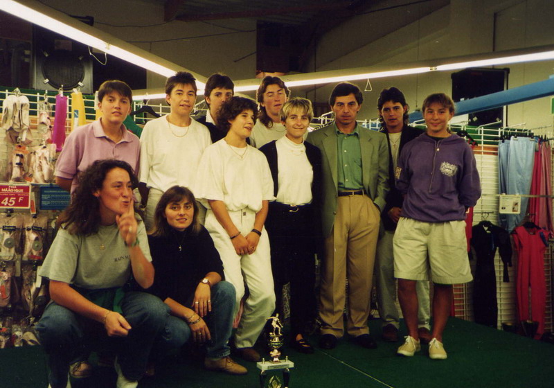 Les Féminines A avec Alain Giresse à Décathlon pour la remise du trophée sportif