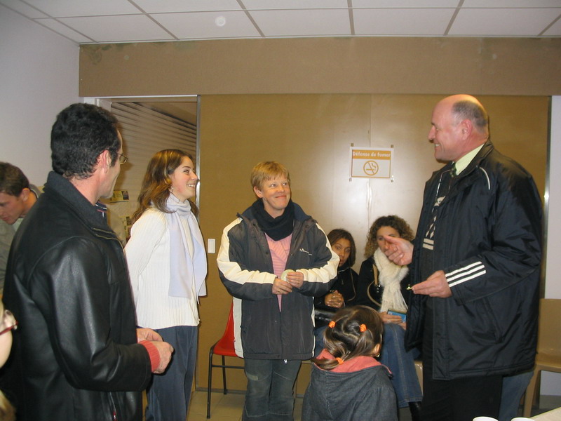 Didier Pochard remet les écussons d'arbitres aux nouveaux arbitres du FC Bergot (Francis, Fanny et Bibi sur la photo)