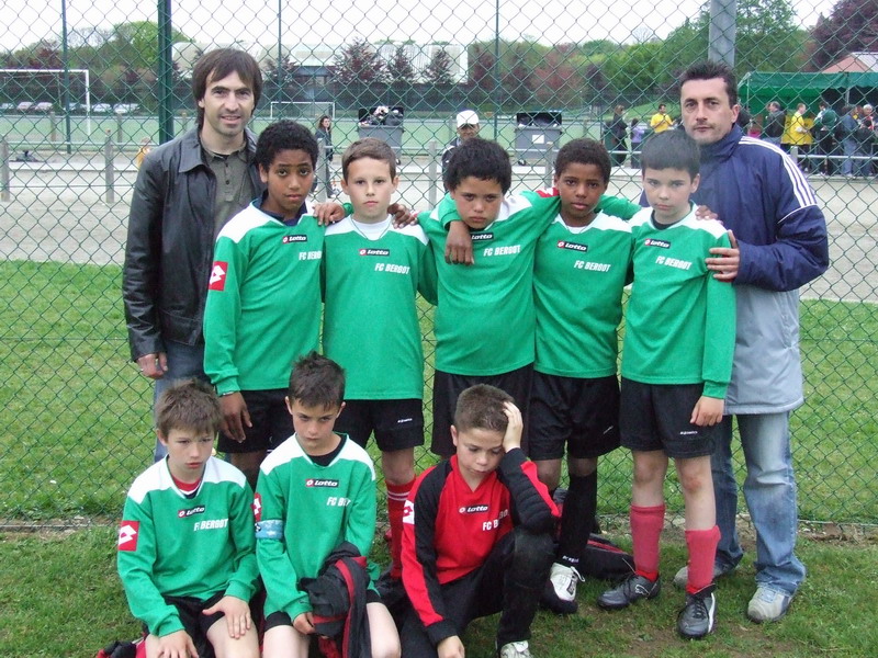 Les Poussins Lyon au tournoi du PLB posent avec Corentin Martins