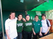 Régis, Popo, Titoro, Dine et Nath à la buvette