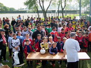 La remise des récompenses devant une foule de joueurs